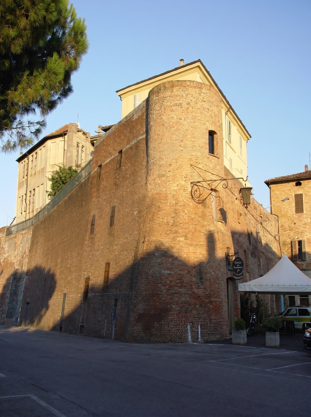 Castello sulla via tra Asti e Monferrato